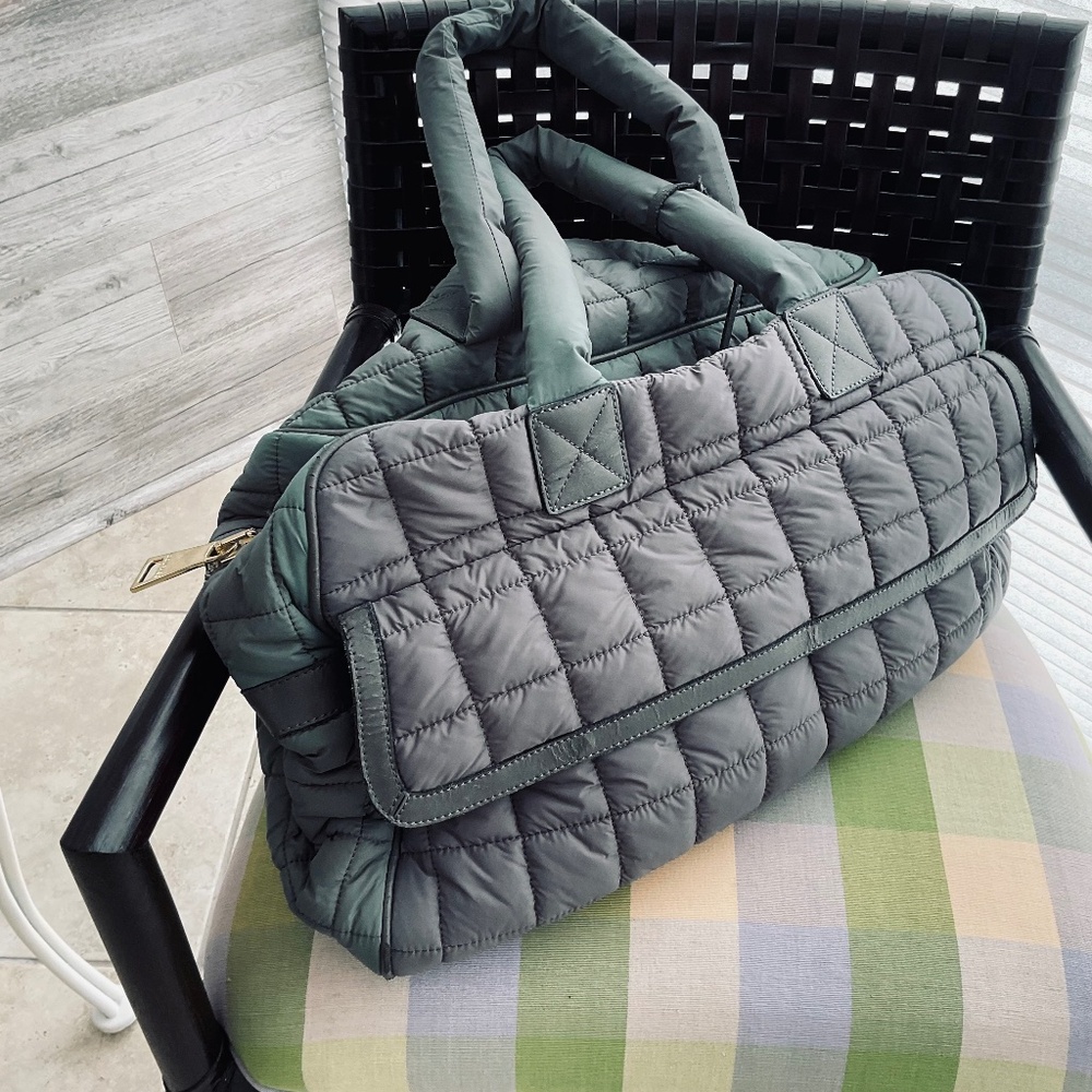 COURAG.b brand puffy bag